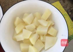 土豆炒鸡腿的做法图解2