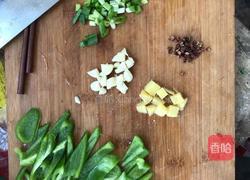 土豆炒鸡腿的做法图解3