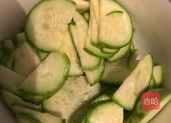 西葫芦炒肉的做法图解1