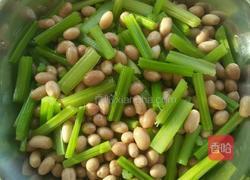炝拌芹菜花生米的做法图解9