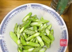 里脊肉片爆炒芦笋的做法图解3