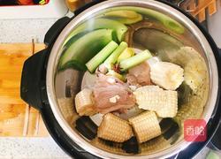 快手玉米山药棒骨汤的做法图解3