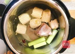 快手玉米山药棒骨汤的做法图解4