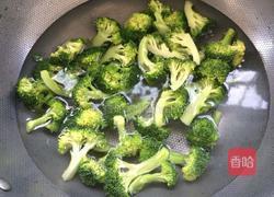 西蓝花炒脆肠的做法图解2