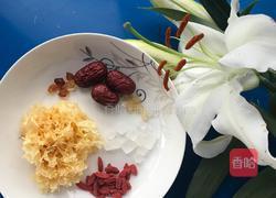 银耳红枣桃胶羹的做法图解1