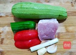 青红椒西葫芦炒肉片的做法图解1