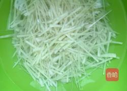 韭菜土豆丝饼的做法图解1
