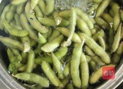 简单盐水烀毛豆的做法图解1
