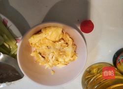 芹菜炒鸡蛋的做法图解3