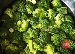 素炒西蓝花的做法图解1