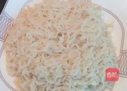 丸子炒泡面的做法图解2