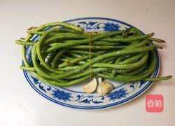 蒜香生抽豇豆的做法图解1