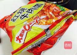 酸辣方便面的做法图解1
