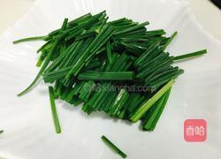 韮菜苗炒鸡蛋的做法图解1