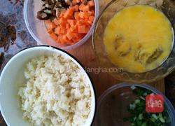 胡萝卜香菇蛋炒饭的做法图解1