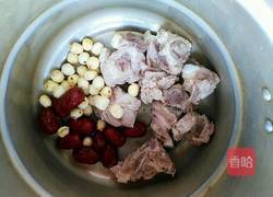 红枣莲子排骨汤的做法图解5