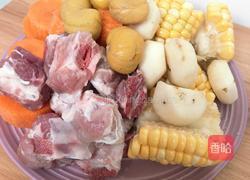 胡萝卜玉米排骨汤的做法图解1