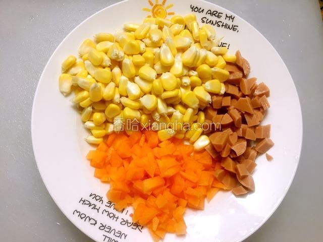 新鲜玉米拨出颗粒，胡萝卜、火腿肠切成丁，感觉用不了那么多，只切了半根胡萝卜，一根火腿肠
