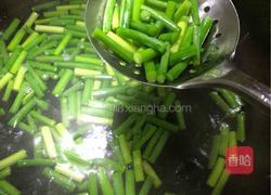鸡蛋炒蒜苔的做法图解3