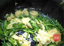 鸡蛋炒蒜苔的做法图解9
