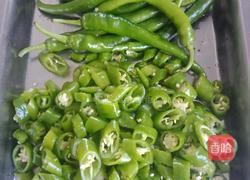 辣椒炒肉的做法图解1