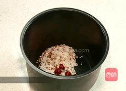 双米红枣粥的做法图解1