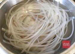 小鸡炖蘑菇粉条的做法图解2