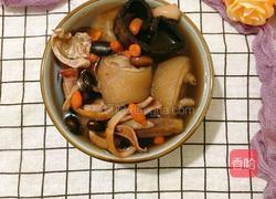 闽南黑豆杜仲鱿鱼炖猪尾巴的做法图解1