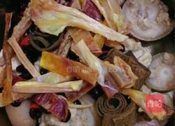 闽南黑豆杜仲鱿鱼炖猪尾巴的做法图解4