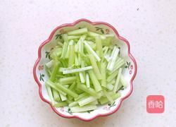 肉丝炒芹菜的做法图解1