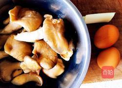 平菇炒鸡蛋的做法图解1