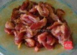 尖椒肉爆豆腐皮的做法图解3