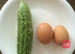 苦瓜炒鸡蛋的做法图解1