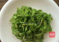苦瓜炒鸡蛋的做法图解2