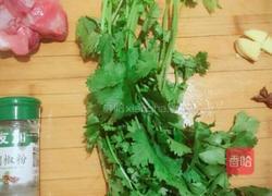 香菜炒肉丝的做法图解1