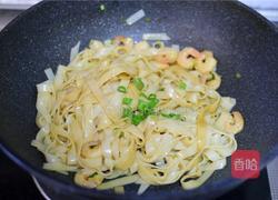 虾仁炒面的做法图解6