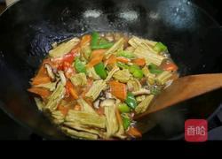 香菇胡萝卜烧腐竹的做法图解8