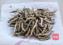 香辣花生米小鱼干的做法图解4