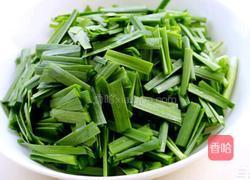 鱿鱼炒韭菜的做法图解1