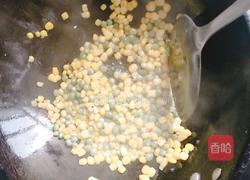 青豆玉米炒火腿的做法图解3