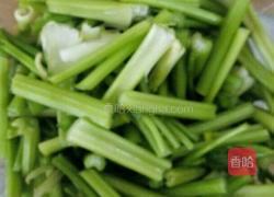 辣爆芹菜的做法图解2