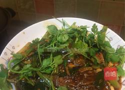 老干妈蒜苗香芹闷罗非鱼的做法图解12