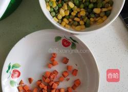 炒胡萝卜丁玉米粒青豆的做法图解1