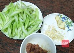 芹菜炒肉的做法图解1