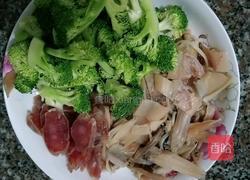 鱿鱼干炒西兰花的做法图解1