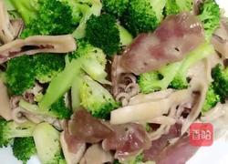鱿鱼干炒西兰花的做法图解3