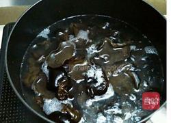 凉拌木耳（不辣）的做法图解1