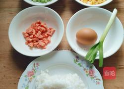 玉米豌豆鸡蛋火腿炒饭的做法图解1