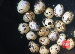 番茄烩鹌鹑蛋的做法图解1