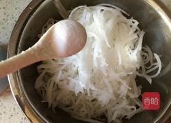 蒸玉米面萝卜丝的做法图解2